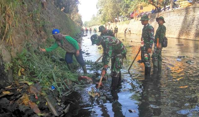 TNI Sisir Sungai Cidurian, Bersihkan Sampah