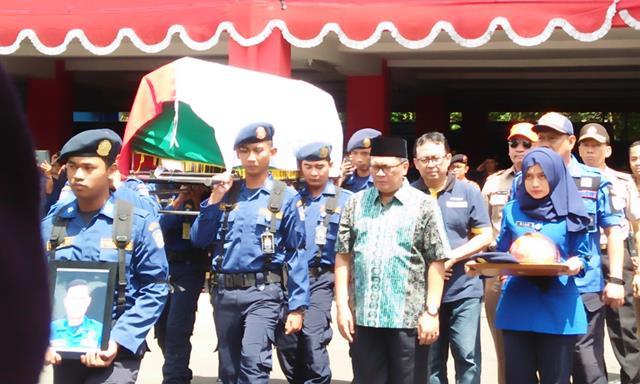 Trisna Gugur dalam Tugas Saat Evakuasi Kebakaran Gudang Kain Trisna Gugur dalam Tugas Saat Evakuasi Kebakaran