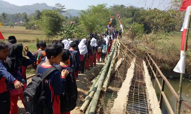 Warga Tagih Janji Pemkab Perbaiki Jembatan Warga Tagih Janji Pemkab Perbaiki Jembatan