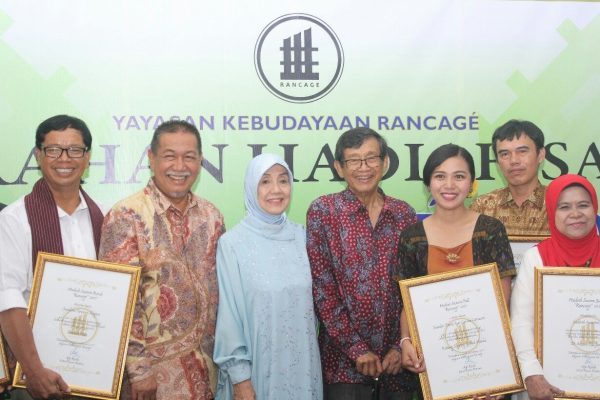 Sastrawan Terima Hadiah Sastra Rancage 2017 Sastrawan Terima Hadiah Sastra Rancage 2017