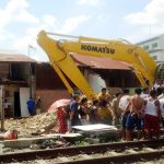 LAKUKAN PENERTIBAN: PT. KAI kembali melakukan pembongkaran bangunan rumah warga yang berdiri di lahan milik BUMN tersebut. pembongkaran bangunan yang dihuni 159 kepala keluarga itu untuk persiapan jalur kereta api cepat.