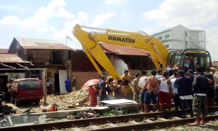 Bongkar Bangunan di Jalur Kereta Cepat LAKUKAN PENERTIBAN: PT. KAI kembali melakukan pembongkaran bangunan rumah warga yang berdiri di lahan milik BUMN tersebut. pembongkaran bangunan yang dihuni 159 kepala keluarga itu untuk persiapan jalur kereta api cepat.