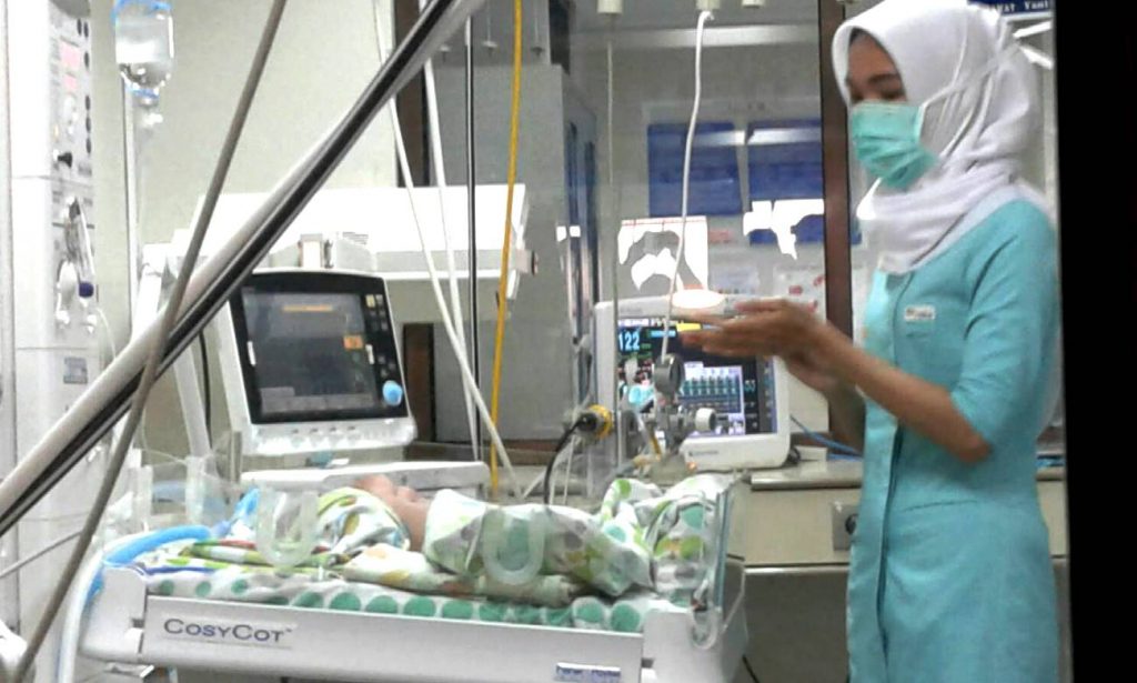 Si Kembar Terima Bantuan Si Kembar Terima Bantuan