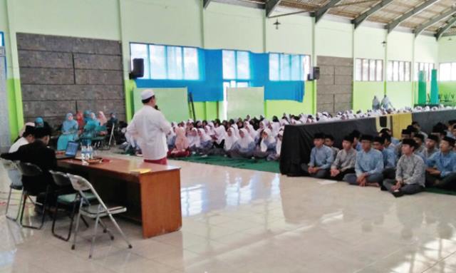 Ratusan Santri Nonton pengkhianatan G-30 S/PKI