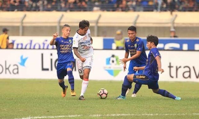 Persib Kembali Imbang di Kandang Persib Kembali Imbang di Kandang