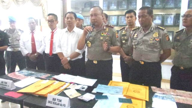 Polda Cokok Oknum Petugas Imigrasi