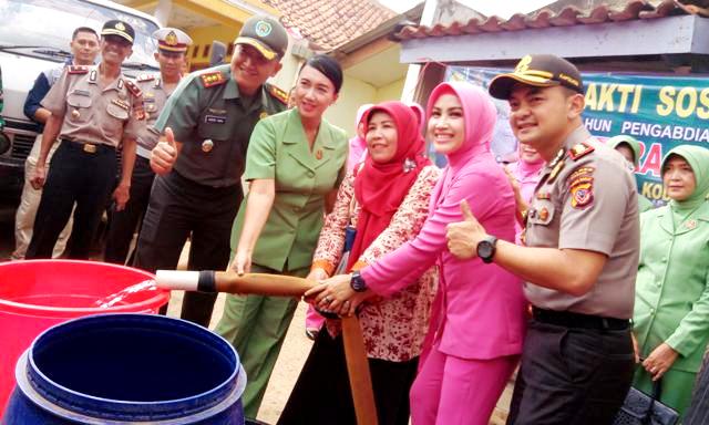 Bantu Salurkan Air Bersih Ke Warga
