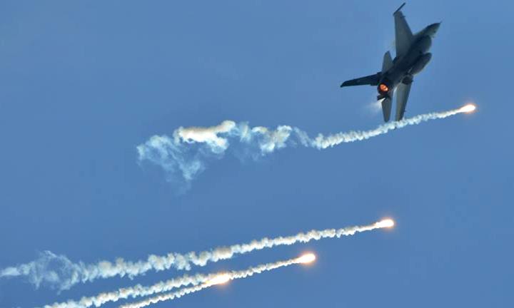 Perayaan HUT TNI ke-72 Berlangsung Meriah Perayaan HUT TNI ke-72 Berlangsung Meriah