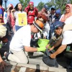Emil Turut Pungut Sampah