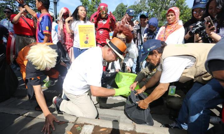 Emil Turut Pungut Sampah