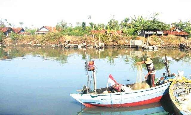 Rumah tanpa Listrik Berdinding Kayu Kampung Tirang