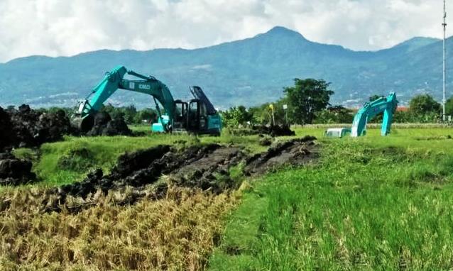 Protes Proyek Kolam Resistensi