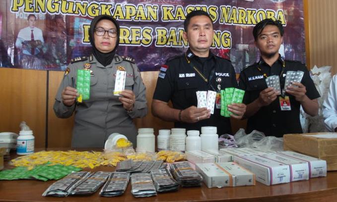 Penjual Obat Ilegal Online Dibekuk