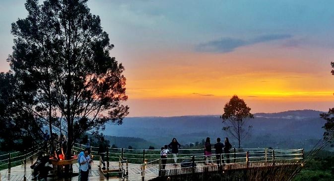 Menerawang Langit di Teras Bintang