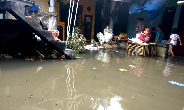 Benteng Pabrik Jebol Banjiri Rumah Warga