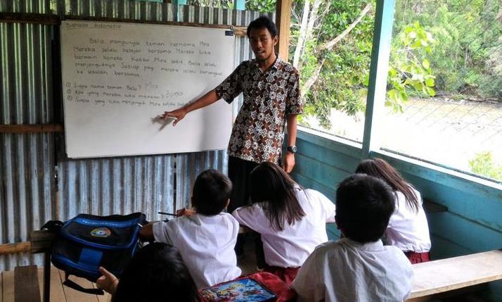 Tunjangan Guru Hanya Dapat Setengahnya guru megajar