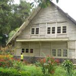 Mengungkap Misteri Rumah Pengabdian Setan yang merupakan rumah pekerja perkebunan yang ditinggalkan sejak zaman Belanda