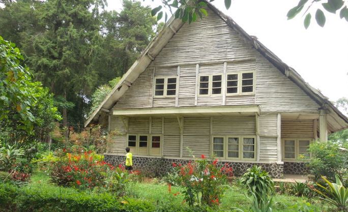 Mengungkap Misteri Rumah Pengabdian Setan di Pangalengan Mengungkap Misteri Rumah Pengabdian Setan yang merupakan rumah pekerja perkebunan yang ditinggalkan sejak zaman Belanda