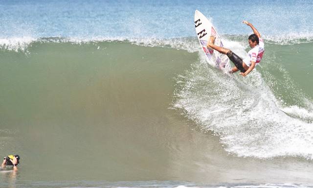14 Peselancar Dunia Pecah Ombak Cimaja