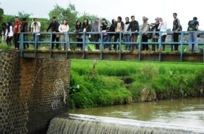 Sungai Cikeruh Kembali Tertimbun Sampah