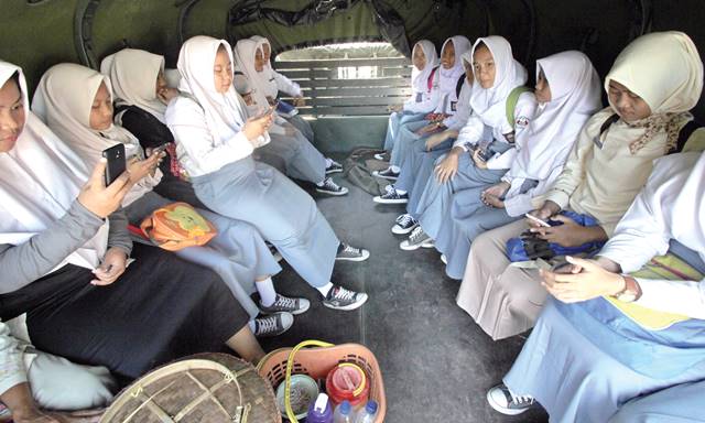 tni angkut siswa