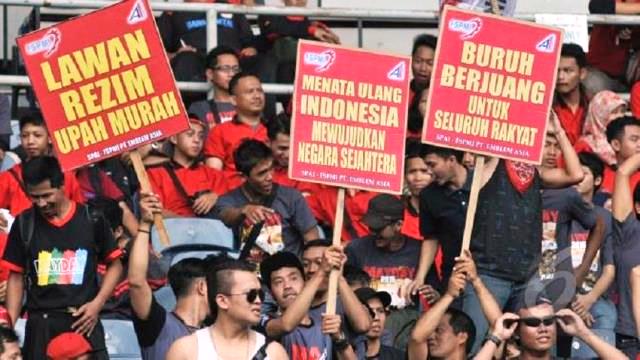 Buruh Tuntut UMK Rp 3,1 Juta Buruh Tuntut UMK Rp 3,1 Juta