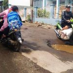 Jadi Lintasan Proyek, Jalan Parungserab Rusak