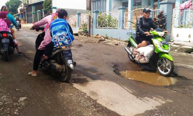 Jadi Lintasan Proyek, Jalan Parungserab Rusak
