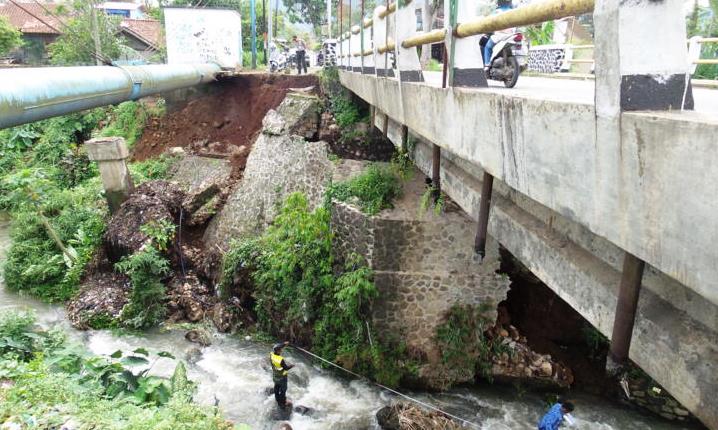 Jembatan Cigereuh Butuh Perbaikan Jembatan Cigereuh Butuh Perbaikan