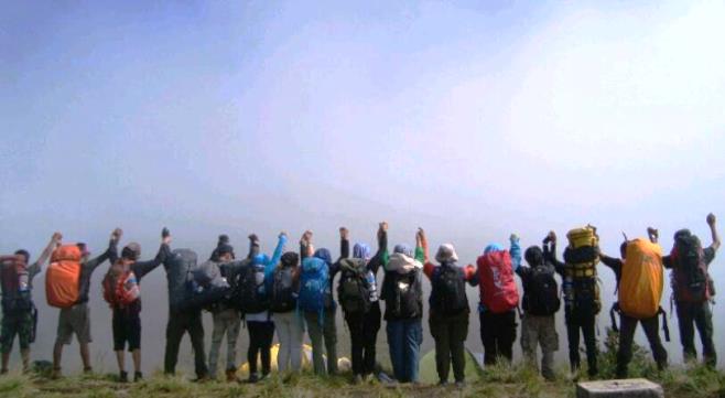 Mendaki Serentak di Tujuh Gunung