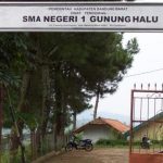 Nasib Guru Honorer di Gunung Halu