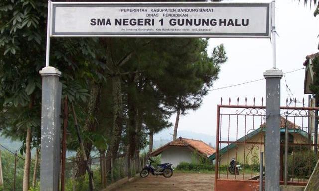 Nasib Guru Honorer di Gunung Halu