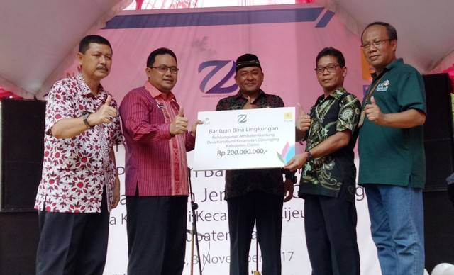 PLN Disjabar Bantu Bangun Jembatan