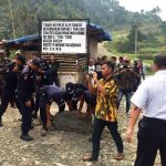 Warga dan PLN Bergotong Royong Menertibkan Portal Liar di Sekitar Area Proyek PLTA Cisokan