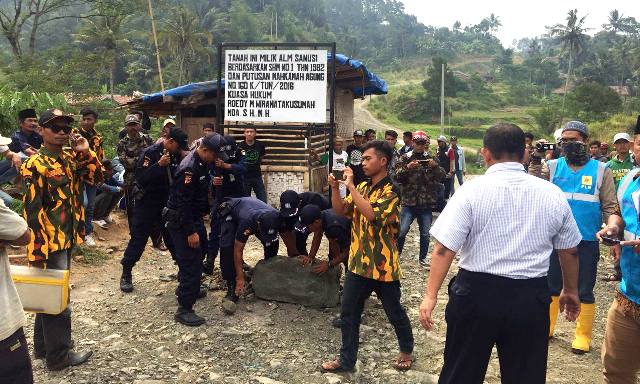 Warga dan PLN Bergotong Royong Menertibkan Portal Liar di Sekitar Area Proyek PLTA Cisokan