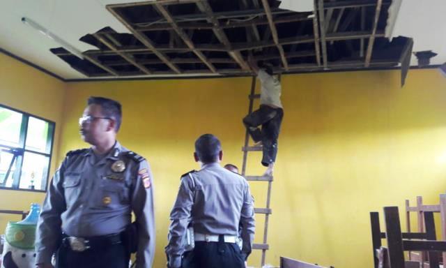 Plafon Ambruk, 30 Siswa SD ke Rumah Sakit