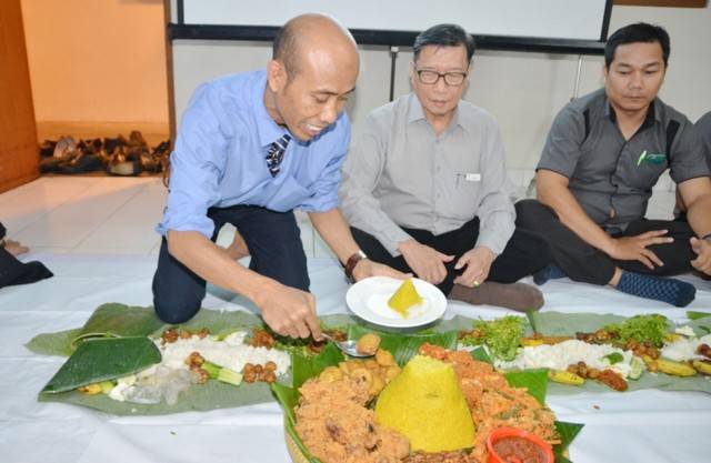 The Luxton Gelar Potong Tumpeng