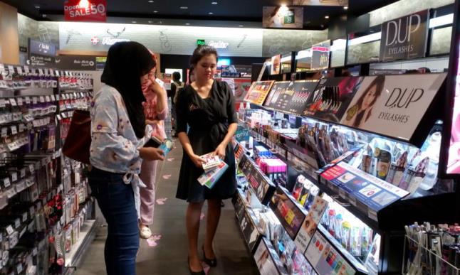 BERIKAN KEBUTUHAN KOSMETIK YANG BERJIWA MUDA