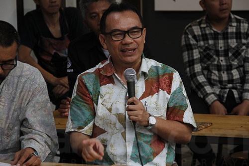 Emil Digembosi Spanduk Lewat Baliho