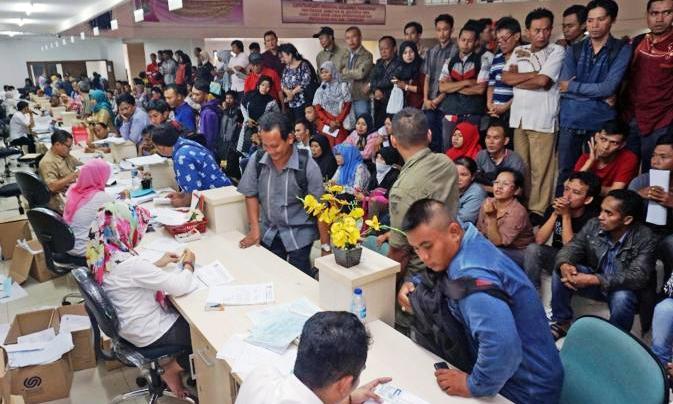 Pemohon e-KTP Menunggu Kepastian Pemohon e-KTP Menunggu Kepastian