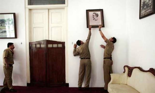 Ubin dan Buku Koleksi Museum Dikirim dari Belanda Ubin dan Buku Koleksi Museum Dikirim dari Belanda