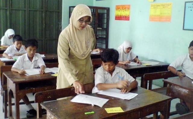Guru Tak Perlu Mendidik Berlebihan