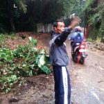 Longsor Sempat Tutup Akses Jalan Kolmas