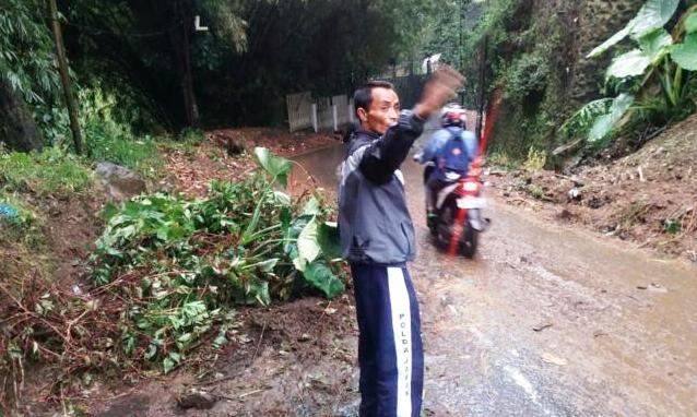 Longsor Sempat Tutup Akses Jalan Kolmas
