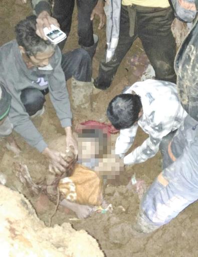 Longsor Kubur Satu Keluarga