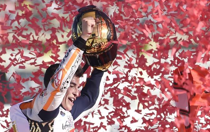 Dovizioso Terjatuh, Marc Marquez Raih Gelar Juara Dunia Keempat MotoGP