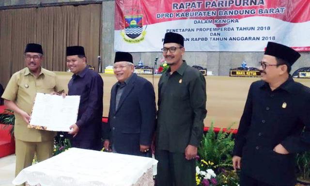 Sibuk Berpolitik, Raperda Telat