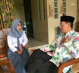 Rustandie Berikan Bantuan Sekolah