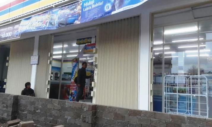 Mini Market Dihalangi Tembok Oleh Warga Mini Market Dihalangi Tembok Oleh Warga