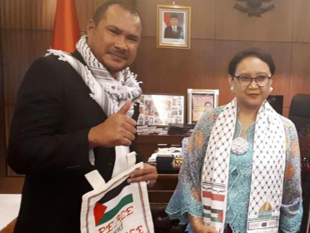 Kisah-Kisah di Balik Syal Solidaritas Palestina